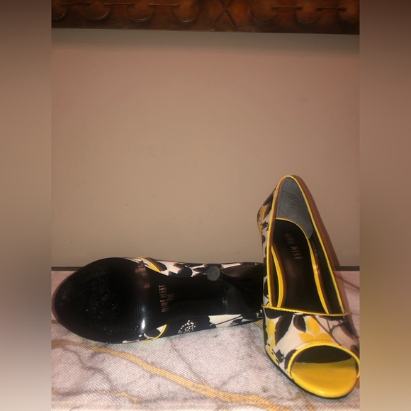 Yellow, black and white open toe heels; very pretty, nice and comfortable; - Picture 5 of 10